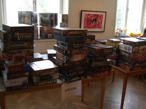 Det fanns massor gamla och nya spel att låna!